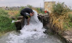 Kavurucu sıcakta, buz gibi sondaj suyunda serinledi