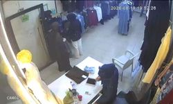Müşteri gibi geldikleri mağazada çalışanı oyalayıp, bin lirayı çaldılar