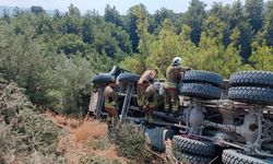 Devrilen kamyonun sürücüsü yaralandı