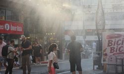 Esnafın iş yerinin önüne kurduğu fıskiye sistemi, çocuklara ve yetişkinlere eğlence oldu