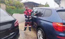 Araçta mahsur kalan bebek kurtarıldı
