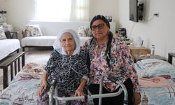 98 yaşındaki Şemsi teyzenin evinin yoluna parke taşı döşendi
