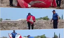 Moloz yığınları arasındaki Türk bayrağını öpüp, başına koyan polis takdir topladı