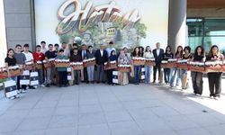 Hatay’ın başarılı gençleri ödüllerini Başkan Öntürk’ten aldı