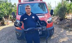 Evin bahçesine giren 2 metrelik yılan korkuttu