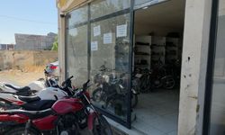 Motosiklet tamir ustası, tamirhanede yarış muhabbetini ve küfrü cama astığı yazıyla yasakladı