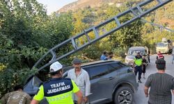 İskenderun’da elektrik direğine çarpan otomobilin sürücüsü yaralandı