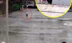 İstiklal Marşı'nı yağmur altında okuyan ilkokul öğrencisi takdir topladı
