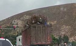 Aşırı demir yüklü tır trafikte yürekleri ağza getirdi