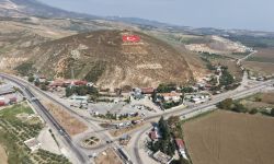 Amanosların zirvesindeki dev al bayrak yenilendi