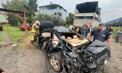 Trenin çarptığı otomobildeki 2 kişi yaralandı