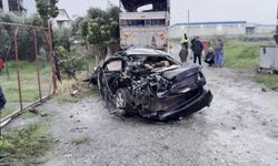 Trenin çarpmasıyla metrelerce sürüklenen otomobildeki anne öldü, oğlu yaralandı