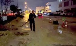 Polis memurları, suyla dolan çukurları toprakla doldurdular