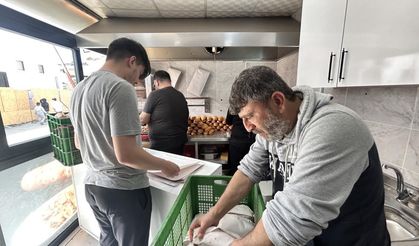 Her yıl babasının sevdiği dönerden dağıtıyor