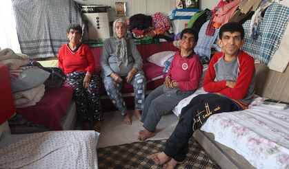 Fedakar anne, 3 engelli çocuğuna yıllardır gözü gibi bakıyor