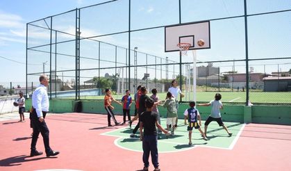 Başkan söz verip, yerine getirdiği sahada çocuklarla basketbol oynadı
