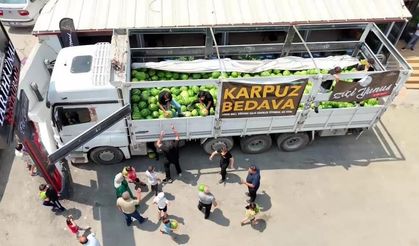 Hayırsever esnaf, 20 ton karpuzu 1 saat içinde vatandaşlara bedava dağıttı