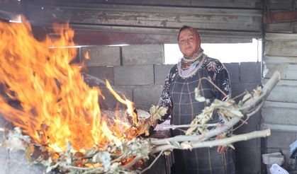 Kavurucu sıcakta kadınların tandır başında zorlu mesaisi