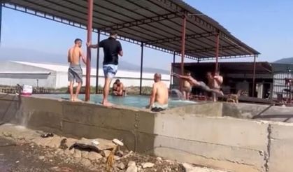 Kavurucu sıcaktan bunalan tarım işçileri maydanoz havuzunda serinledi