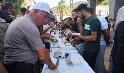 3 dakikada 1 kilo 100 gram lokum yemeyi başardı