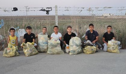 Her gün arkadaşlarıyla birlikte temiz çevre için çöp topluyor