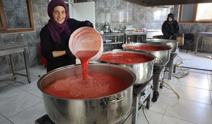 Afetzede kadınların ürettiği domates salçası aile ekonomisine katkı sağlıyor