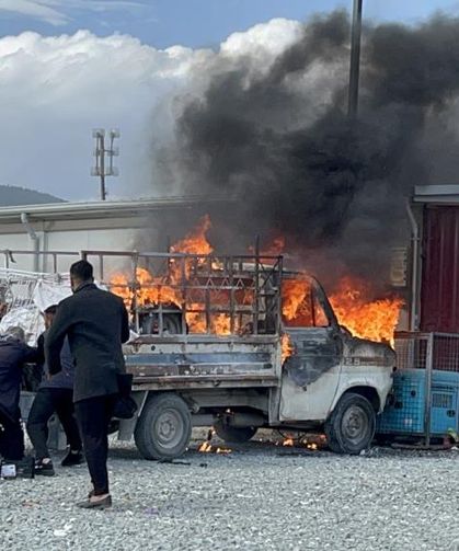 Ekmek teknesi yanmasın diye alevlerle mücadele etmeye çalıştı