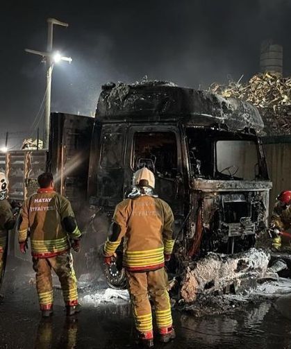 Hurda yüklü tır alevlere teslim oldu