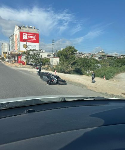 Motosikletli genç üstgeçit inşaat alanına uçtu