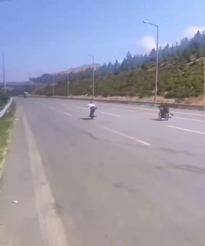 Motorun üzerine uzanarak ölüme yarış pahalıya patladı