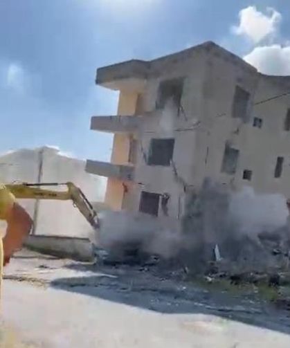 4 katlı bina iş makinesinin darbesiyle yerle bir oldu