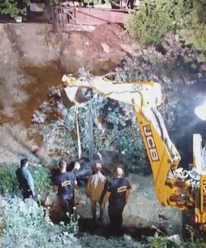 Su kanalında çamura saplanan inek, kepçeyle kurtarıldı