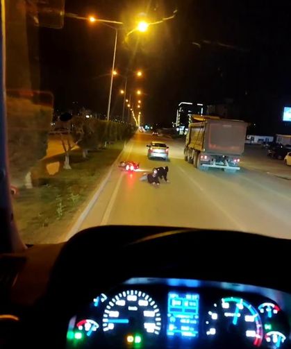 Yola savrulan 2 kişiye aldırış etmeyen sürücü arkasına bile bakmadı