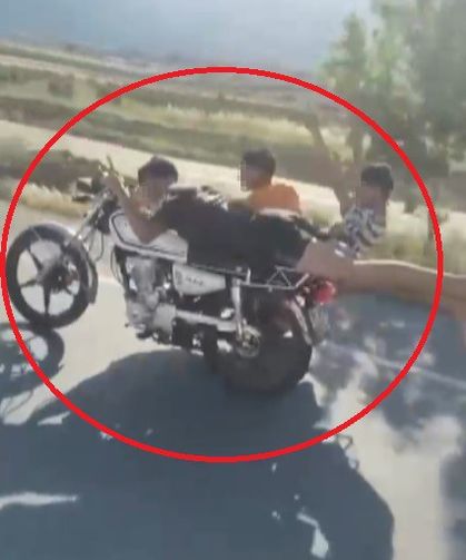 Motosikleti üzerine yatarak sürdü, yanındaki 2 kişinin de canını hiçe saydı