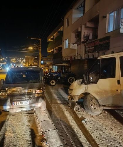Hafif ticari araç önce patpata sonra minibüse çarptı