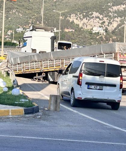 Seyir halindeki tırın dorsesi çıktı