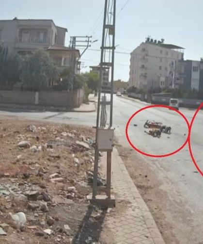Motosiklet, minibüse ok gibi saplandı