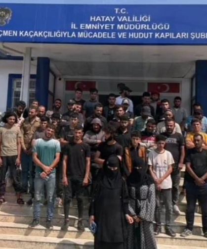 42 göçmen üzeri fileyle kapatılan kamyonet kasasında yakalandı