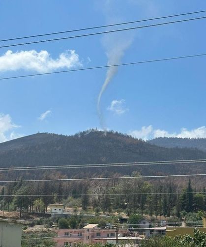Yangının küle çevirdiği ormanlık alanda çıkan hortumlar kamerada