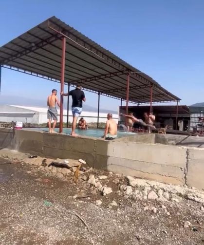 Kavurucu sıcaktan bunalan tarım işçileri maydanoz havuzunda serinledi