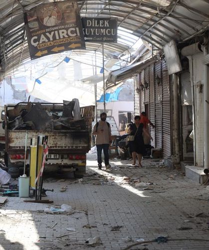 Tarihi Uzun Çarşı'da restorasyon çalışması yıkımla başladı