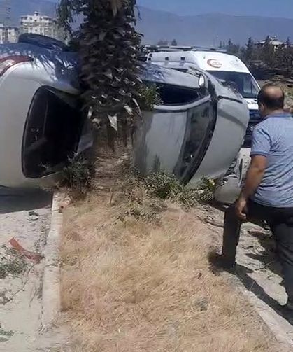 Takla atan otomobil ağaça çarparak durabildi