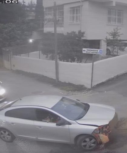 Ambulansı takip ederken kaza yapan araçtaki vatandaşın yaşadığı şok kamerada