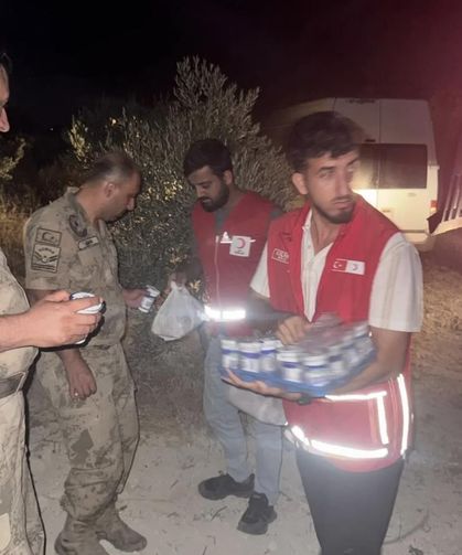 Kızılay'dan alevlerle mücadele eden ekiplere destek