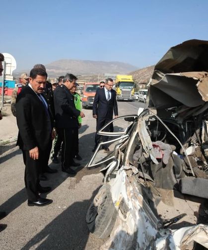 Vali Masatlı, 4 kişinin yaralandığı kaza alanında incelemelerde bulundu