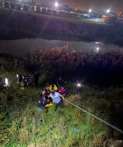 Kaçak göçmen taşıyan otomobil Asi Nehri'ne uçtu: 9 yaralı