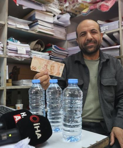 Su alan gençlerin 50 TL ile birlikte bıraktıkları ‘hakkını helal et’ notu esnafı duygulandırdı