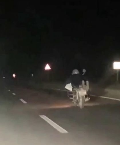 Motosikleti yüzüstü uzanarak kullanan sürücüye 5 bin 146 TL ceza