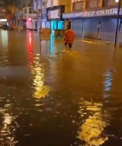 Hatay'da sağanak yağış caddeleri göle çevirdi