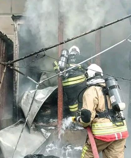 Alevlere teslim olan prefabrik yapı kullanılmaz hale geldi